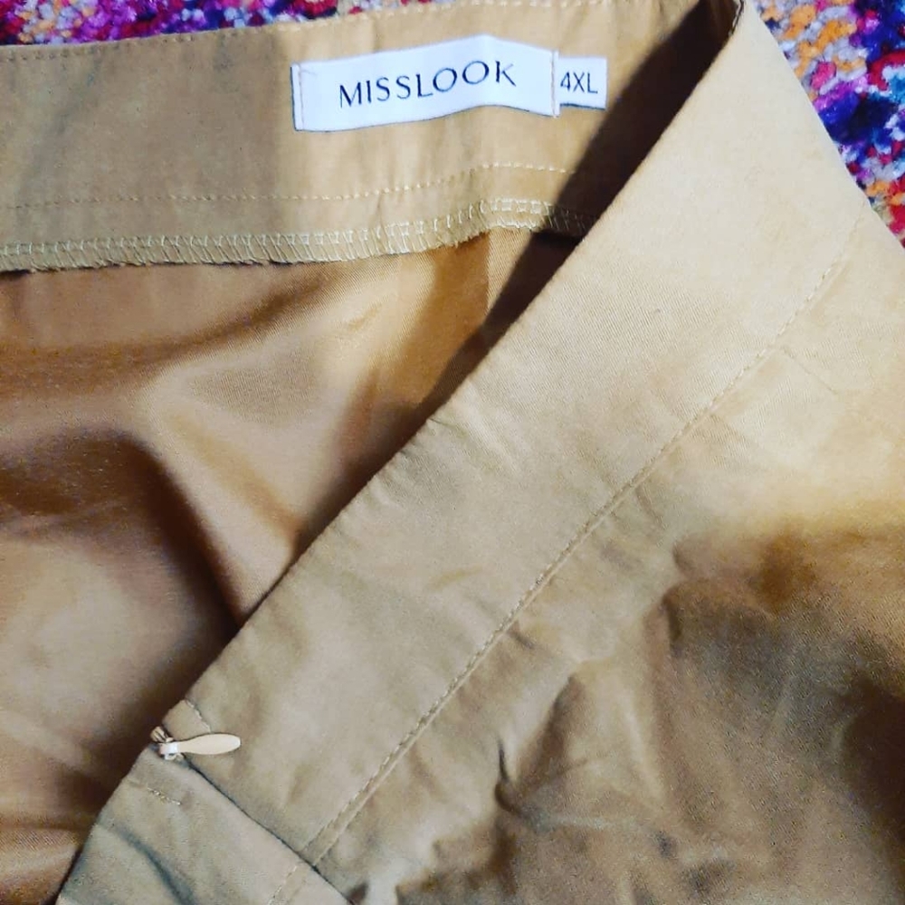 Gold lined 4x skirt NWOT - Picture 3 of 3